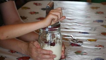 Atelier famille : beurre à la baratte