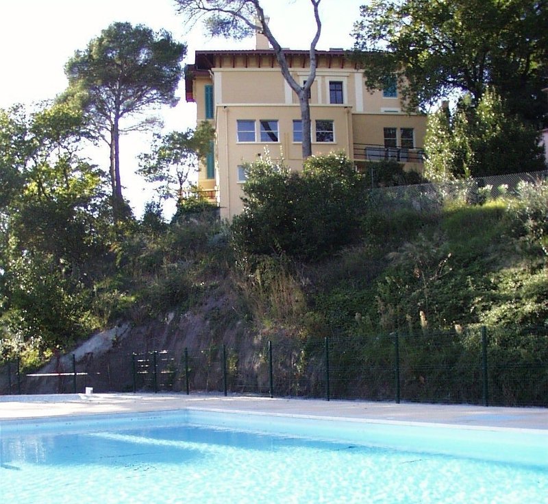LES COLOMBES