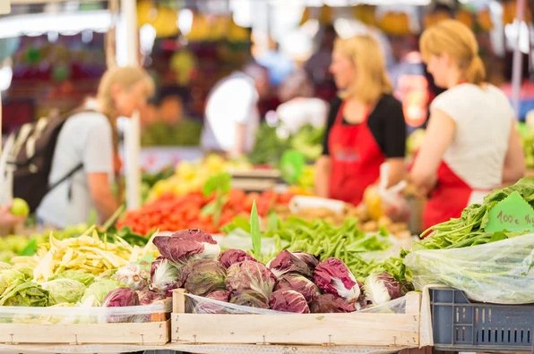 Marché hebdomadaire à Auvillars-Sur-Saone