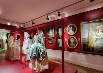 "Le costume à Versailles au XVIIIe s. : de la parure à la loque" (visite guidée de l'exposition du musée Lambinet)