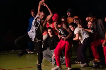 DES DANSES ET DES LUTTES