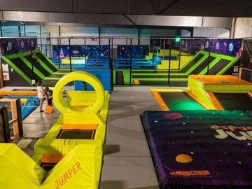 SORTIE TRAMPOLINE A L'ESPACE JUMP ET ESCALADE