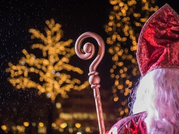 Rencontre avec le St Nicolas et son âne et distribution de friandises aux enfants