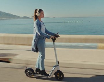 UNE FEMME AUJOURD'HUI